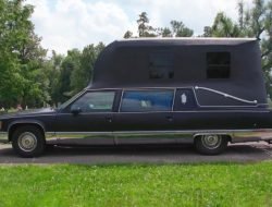 Видео: катафалк Cadillac превратили в жутковатый дом на колесах