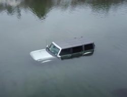 Видео: новый Ford Bronco тонет во время прилива