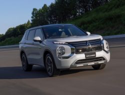 Видео: новый Mitsubishi Outlander разбили в ходе краш-теста