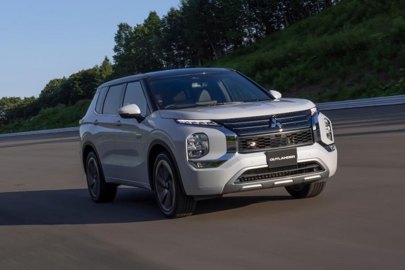 Видео: новый Mitsubishi Outlander разбили в ходе краш-теста