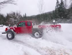 Видео: самодельный шестиколесный Ford Ranger покоряет бездорожье