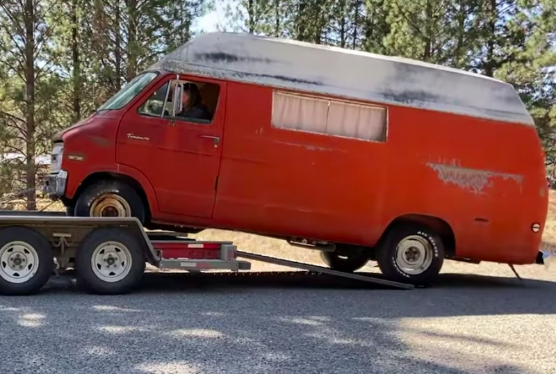 Забытому в лесу автодому Dodge подарят вторую жизнь