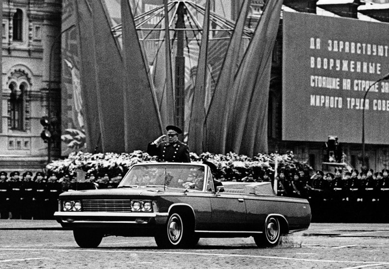 
            От лошадей до Aurus: на чем принимали парады Победы
        