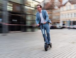 Водителям электросамокатов запретят разгоняться быстрее 25 км/ч