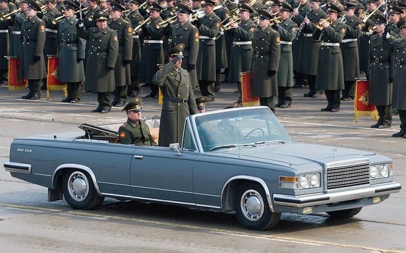 
            От лошадей до Aurus: на чем принимали парады Победы
        