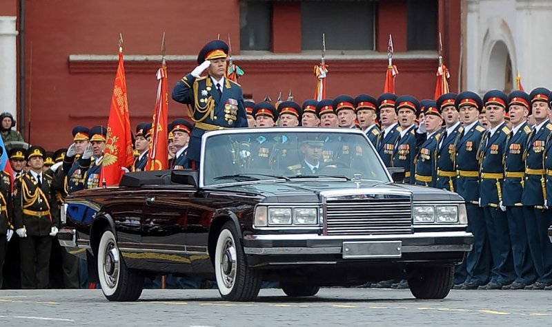 
            От лошадей до Aurus: на чем принимали парады Победы
        