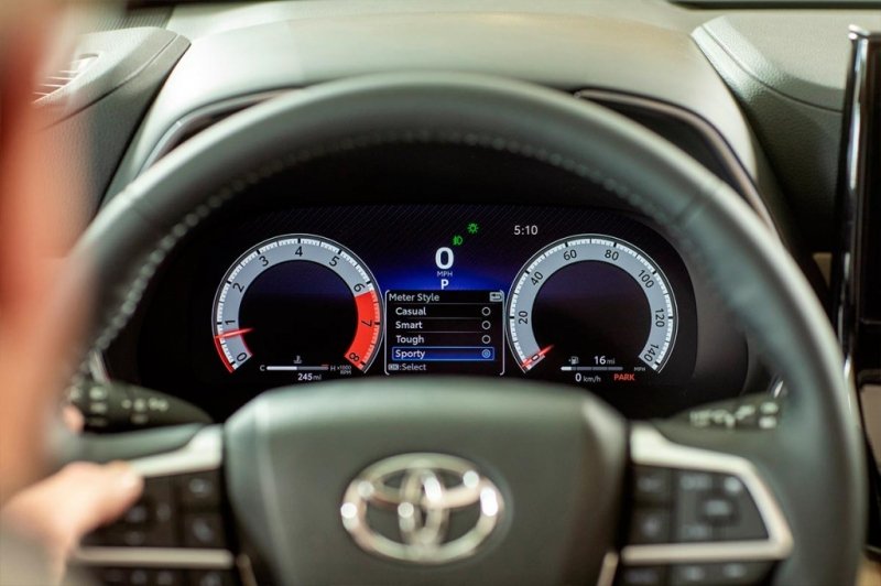 
            Кроссовер Toyota Highlander обновился и получил турбомотор
        