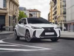 Lexus модернизировал кроссовер UX