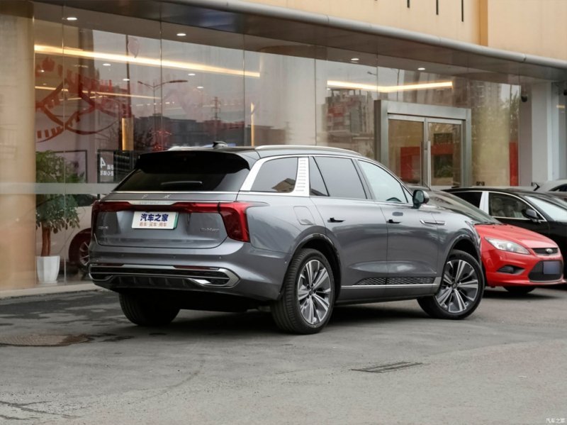 
            Вместо &laquo;Крузака&raquo; и &laquo;Гелика&raquo;. Топ-5 премиум-внедорожников из Китая
        