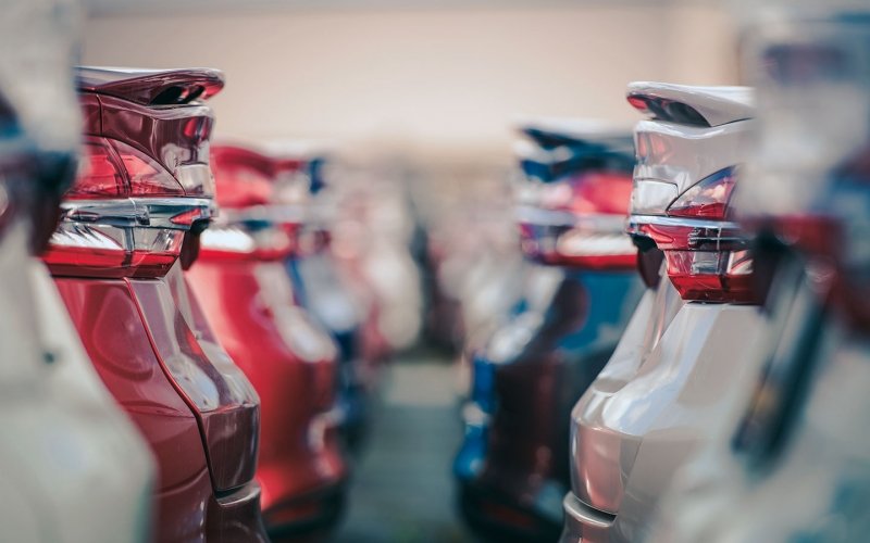 
            Продажи новых автомобилей в России упали на 78,5%
        