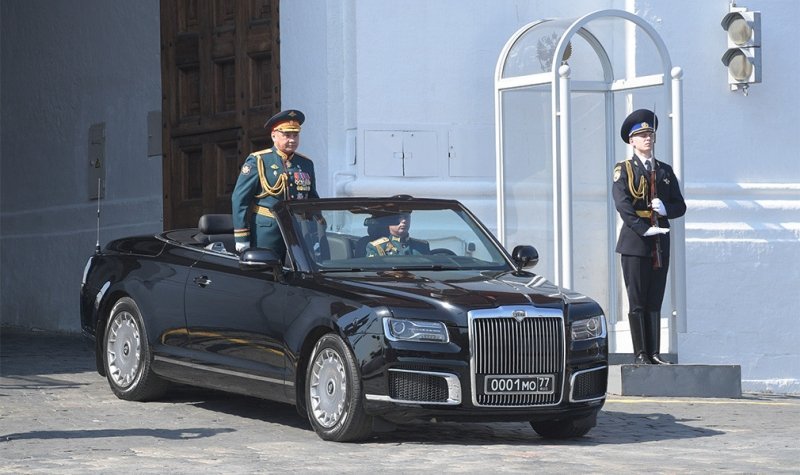 
            От лошадей до Aurus: на чем принимали парады Победы
        