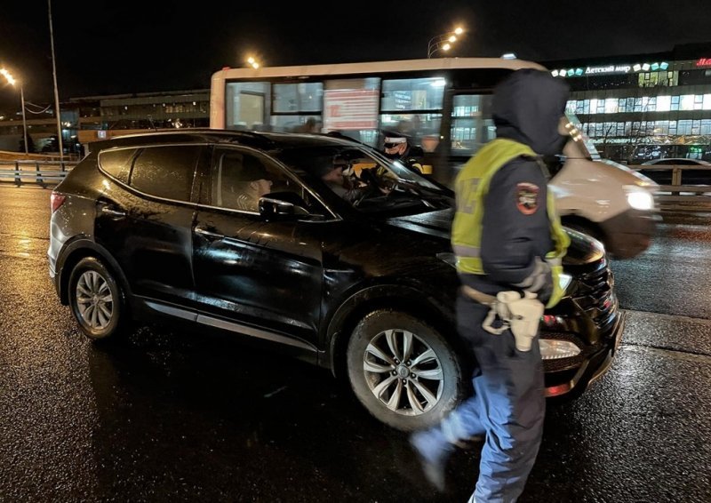 
            Репортаж из патруля ГИБДД: погоня, поиск пьяных и психологические трюки
        