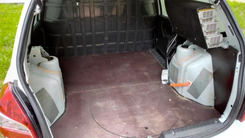 
            Lada Granta превратили в электрический фургон. Фото
        