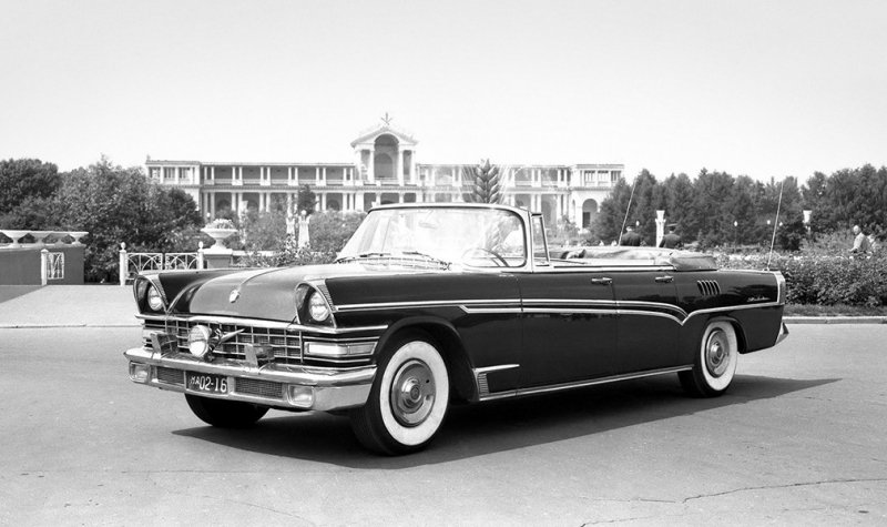 
            От лошадей до Aurus: на чем принимали парады Победы
        