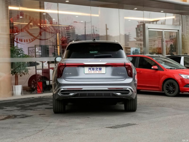 
            Вместо &laquo;Крузака&raquo; и &laquo;Гелика&raquo;. Топ-5 премиум-внедорожников из Китая
        