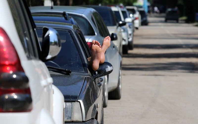
            Что делать водителям во время жары: в ГИБДД раскрыли секреты
        