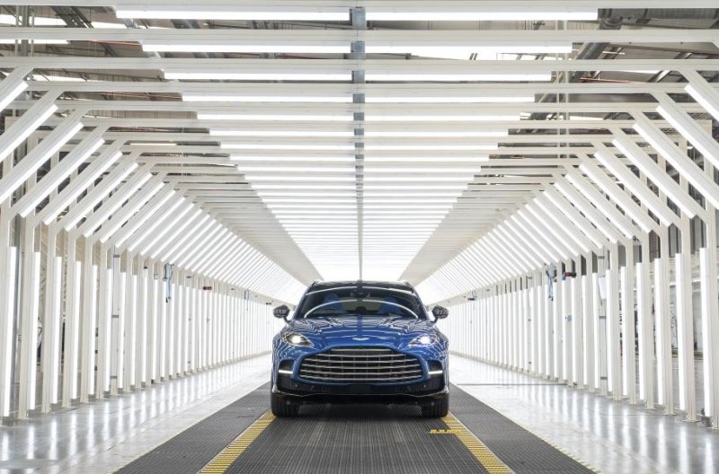 Aston Martin запустил производство 707-сильного кроссовера
