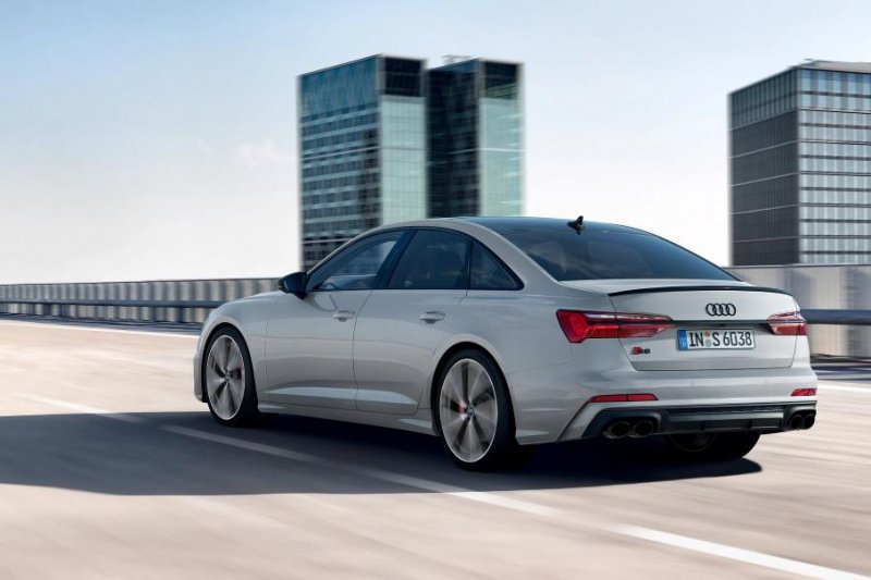 Audi добавила &laquo;очень черный&raquo; пакет для новых S6 и S7