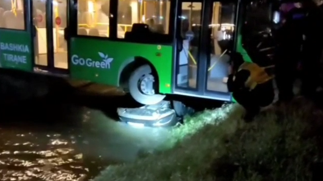 Автобус рухнул в реку в Албании. Поверх автомобиля