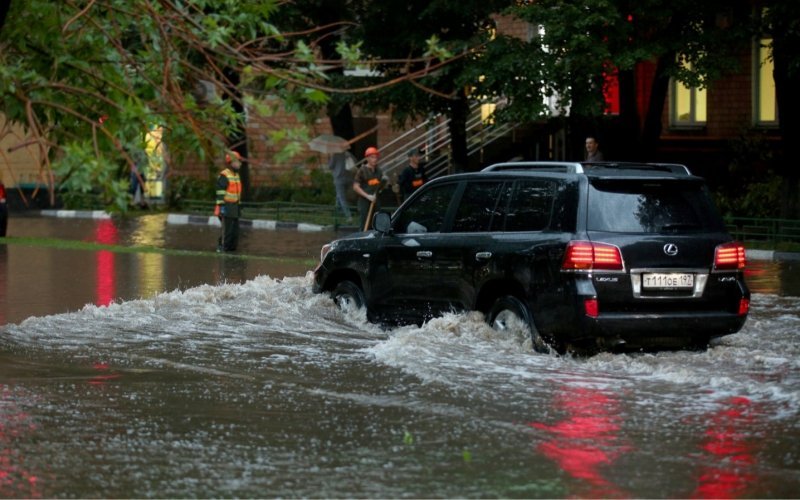 Как безопасно ездить в дождь. ГИБДД дала простые советы