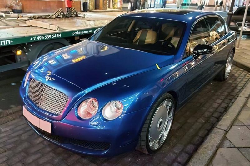 Bentley и Lamborghini: кто занимает инвалидные парковки в Москве