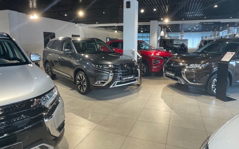 
            Доллар подешевел, а машины &mdash; нет. Что будет с ценами дальше
        