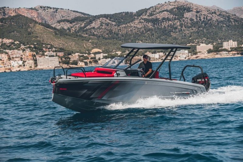 Brabus представил свой первый катер Shadow 300 Edition One