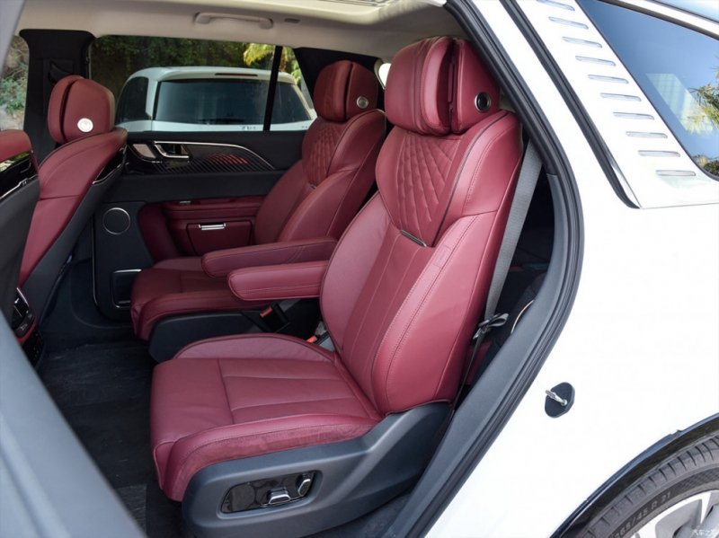 
            Вместо &laquo;Крузака&raquo; и &laquo;Гелика&raquo;. Топ-5 премиум-внедорожников из Китая
        