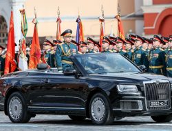 От лошадей до Aurus: на чем принимали парады Победы