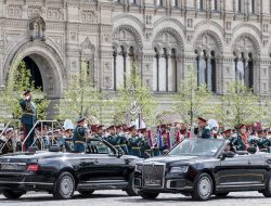 Шойгу проехал по Красной площади на кабриолете Aurus. Фото