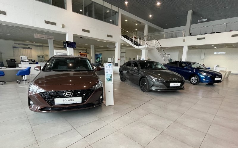 
            Доллар подешевел, а машины &mdash; нет. Что будет с ценами дальше
        