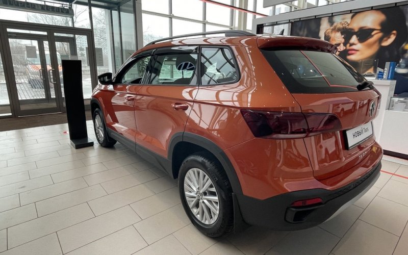 
            Доллар подешевел, а машины &mdash; нет. Что будет с ценами дальше
        