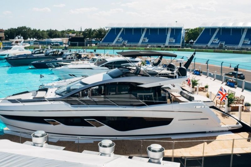 Для Гран-при Формулы-1 в Майами соорудили фальшивую бухту с нарисованной водой