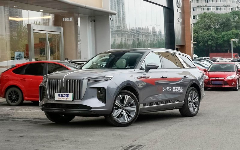 
            Вместо &laquo;Крузака&raquo; и &laquo;Гелика&raquo;. Топ-5 премиум-внедорожников из Китая
        