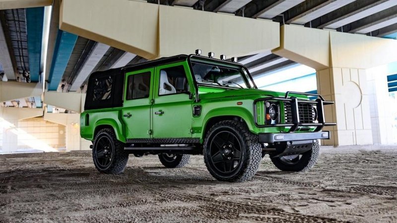 E.C.D Automotive Design установил в старый Defender 6,2-литровый V8