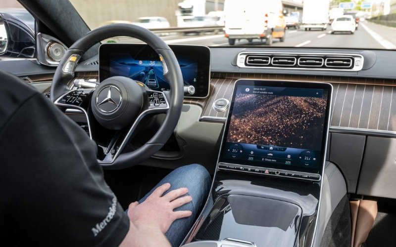 
            Mercedes начнет продажи машин с автопилотом третьего уровня
        