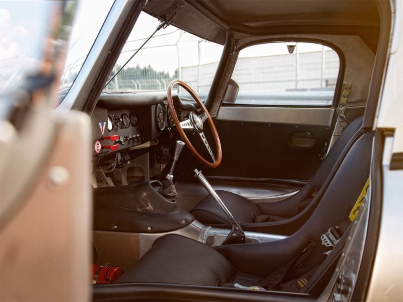 
            Старые авто в состоянии новых. Как купить классическую машину без пробега
        