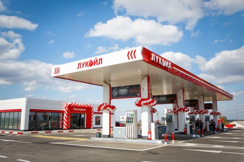 «Лукойл» выкупит все российские заправки Shell