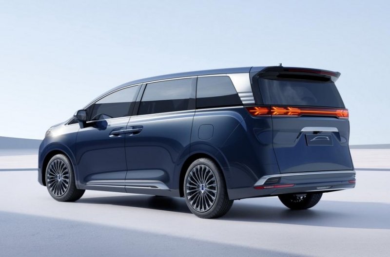 Mercedes-Benz и BYD показали роскошный минивэн Denza D9