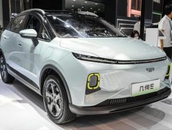 Молодежный электрокроссовер Geely оказался дешевле Lada XRay