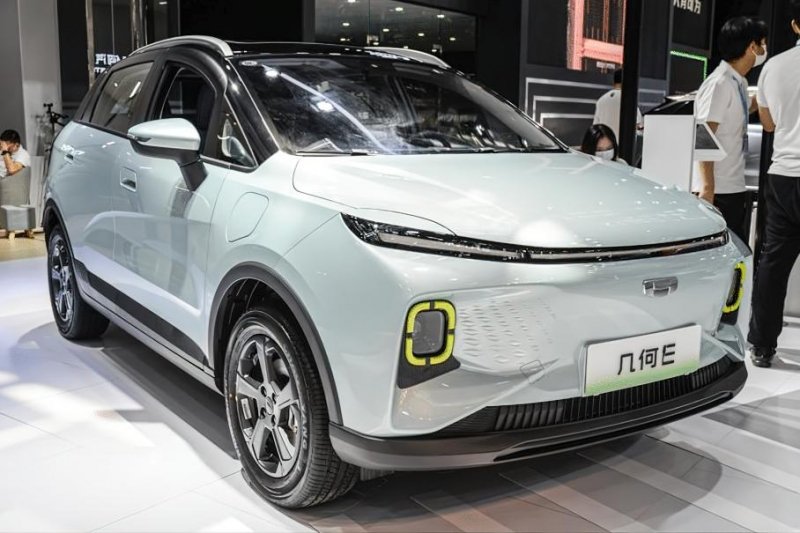 Молодежный электрокроссовер Geely оказался дешевле Lada XRay