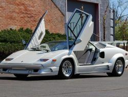 На продажу выставили юбилейный Lamborghini Countach с минимальным пробегом