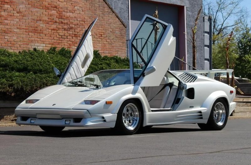 На продажу выставили юбилейный Lamborghini Countach с минимальным пробегом