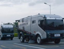 На улицы Китая вышли беспилотные грузовики-дезинфекторы