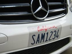 Номерные знаки в Калифорнии заменят наклейками