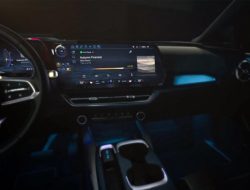 Огромный экран и мерцающая подсветка: раскрыт салон недорогого Chevrolet Equinox