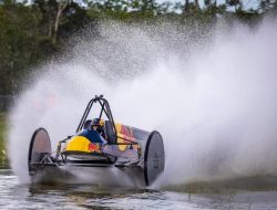 Пилоты Формулы-1 устроили гонку на «болотных багги»