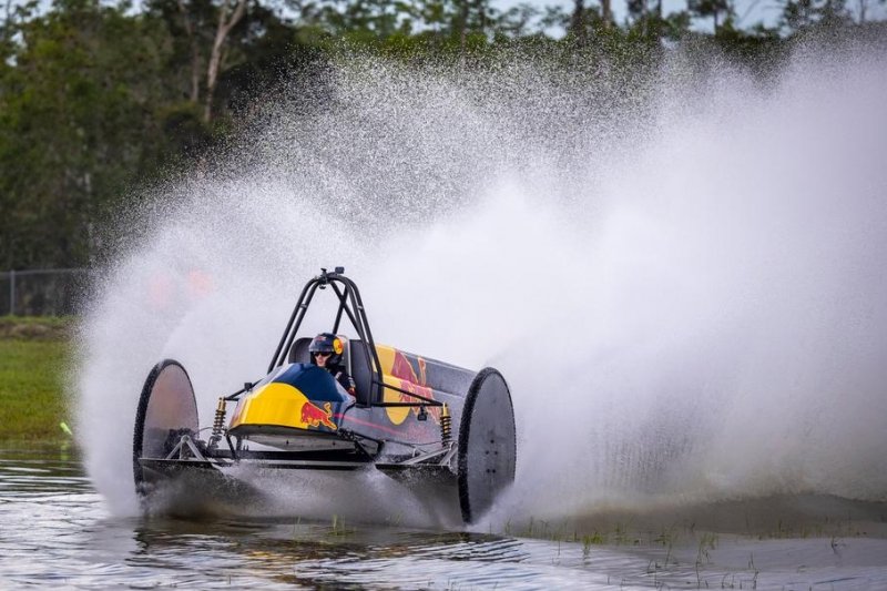 Пилоты Формулы-1 устроили гонку на &laquo;болотных багги&raquo;