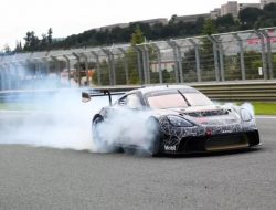 Porsche показала 1000-сильный электромобиль GT4 E-Performance