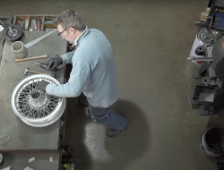 Посмотрите, как делают спицованные колеса для ретро-машин